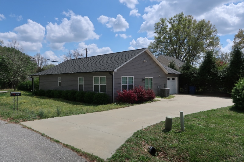 Primary Photo - 210 Orch Pk Ln