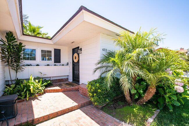 Foto del edificio - 433 Palomar Ave