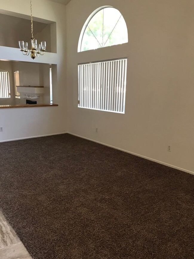 Foto del edificio - 3 BEDROOM, 2 BATH VICTORVILLE HOME. COMMUT...