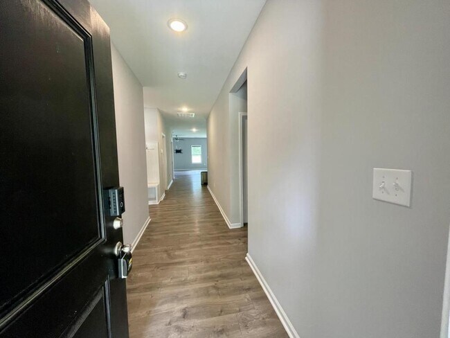 Foto del edificio - 1364 McNeill Pond Rd