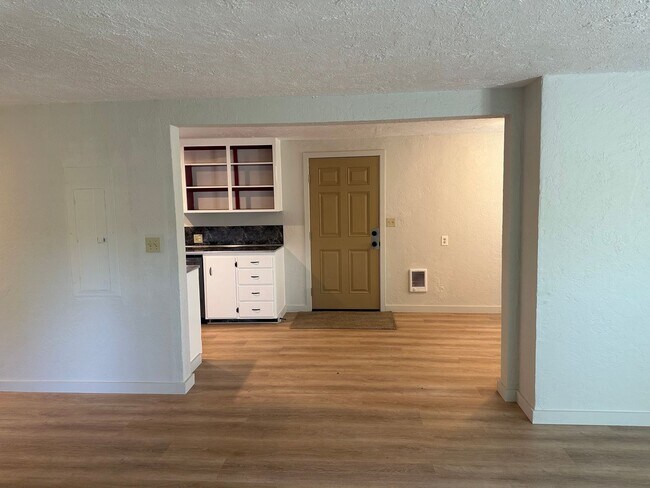 Building Photo - Updated 2 bedroom 2 bath house with a deta...
