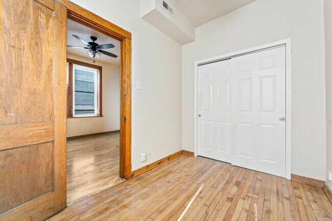 Foto del edificio - 2152 W Division St