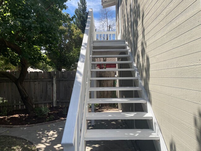 Building Photo - 417 Hackberry Ave