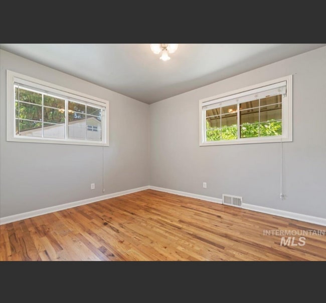 Building Photo - 425 W Pine Ave