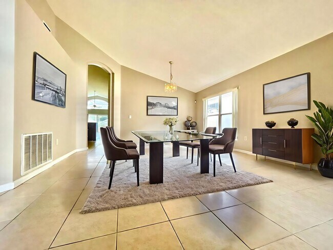 Foto del edificio - Davenport Gem: 4Bedrooms/ 2Baths pool home!