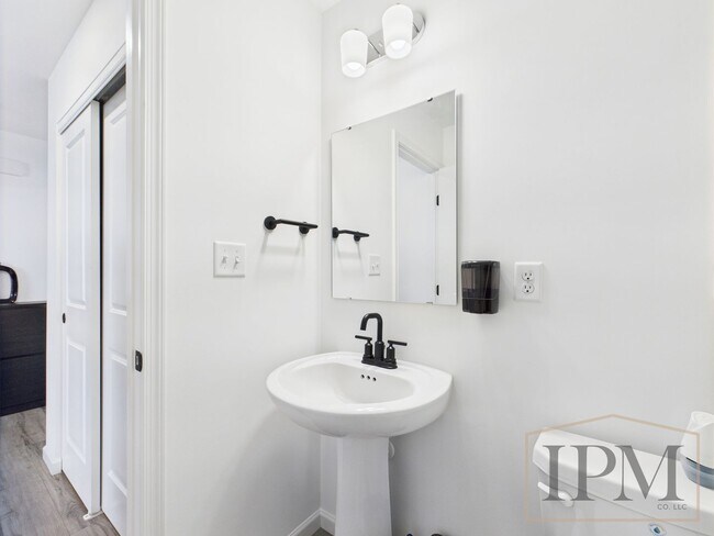 Foto del edificio - Coming Soon - Stunning 4 Bedroom, 2.5 Bath...