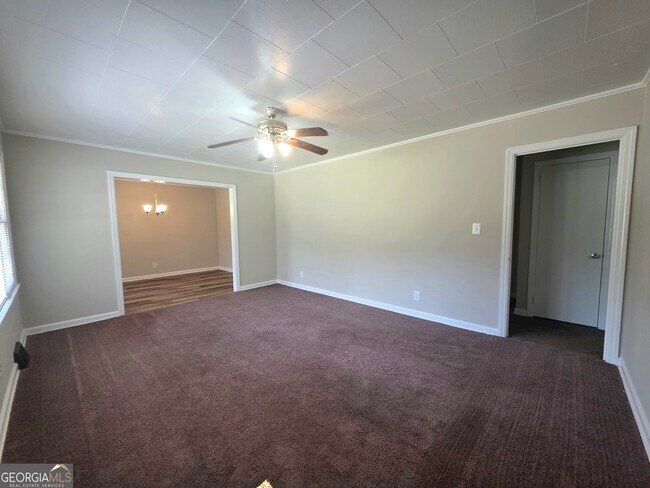 Building Photo - 2639 Tredway Dr
