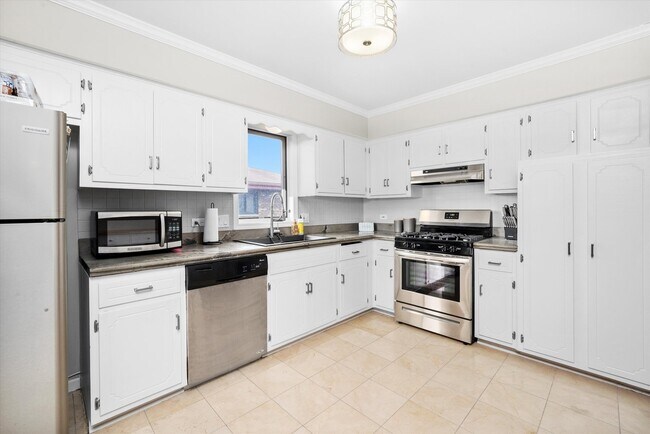 Foto del edificio - 16743 Paxton Ave
