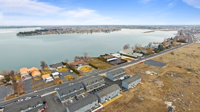 Building Photo - 2637 W Marina Dr