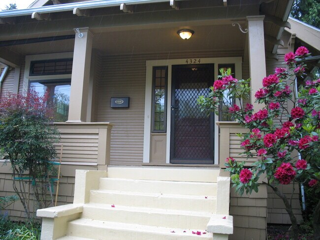 Building Photo - Beautiful 3 bedroom 1 bathroom NE Bungalow "Sabin area"