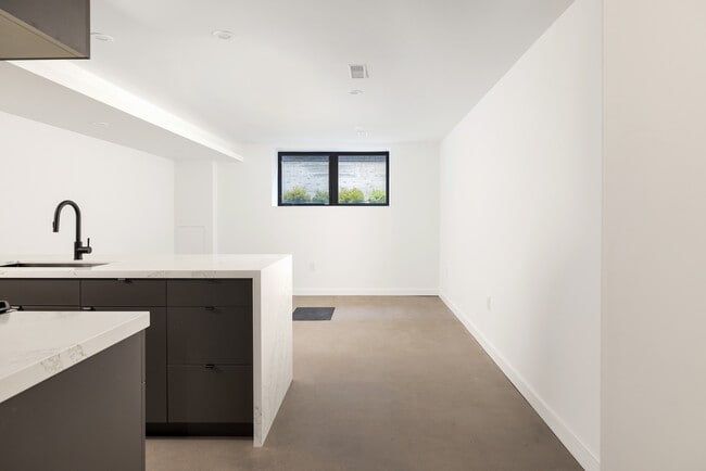 Building Photo - 86 Lansdowne Av