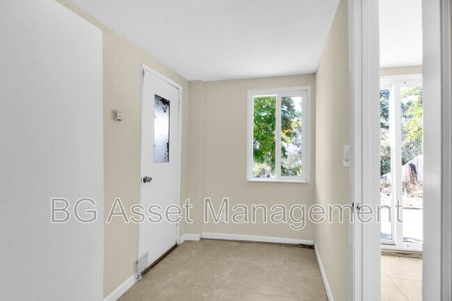 Building Photo - 1723 Bayo Vista