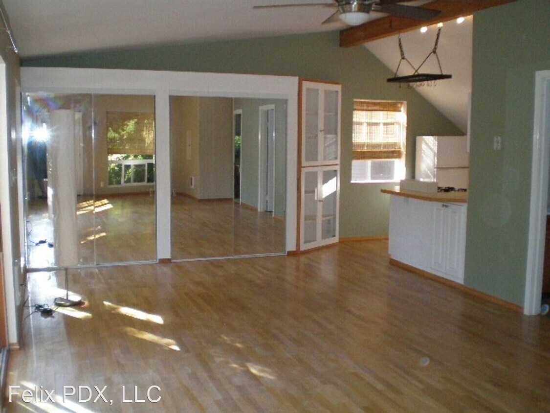Primary Photo - 1 br, 1 bath Apartment - 3440 SW Falcon St.