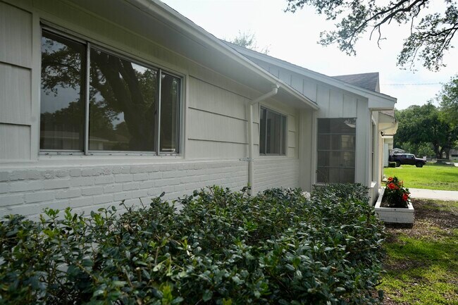 Building Photo - 5021 Westmore Ave