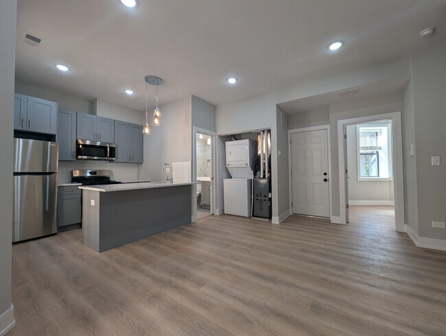 Building Photo - 440 W Belden Ave