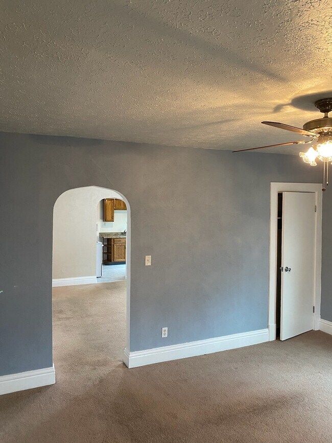 11 W Grant St Unit 2, Houston, PA 15342 Apartments in Houston, PA