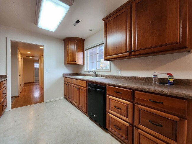 Foto del edificio - 3 Bedroom Home in Bennett Valley