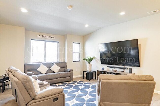 Building Photo - 1055 Petra Heights