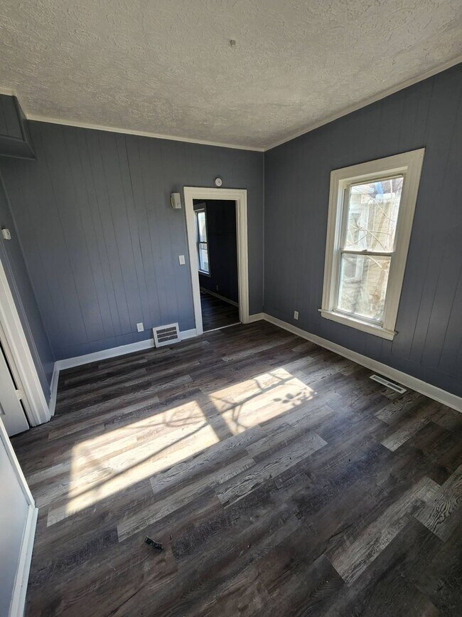 Building Photo - Charming 4-Bedroom Property in Prime Location (SECTION 8 VOUCHERS ACCEPTED)