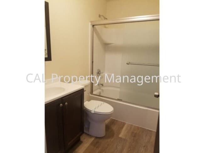 Building Photo - 2 Bedroom Apartment North Salinas