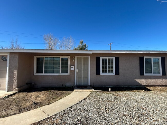 Building Photo - Tehachapi City Rental