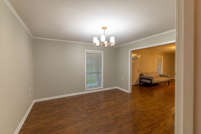 Sala de estar / Estudio - 311 Linden Cir