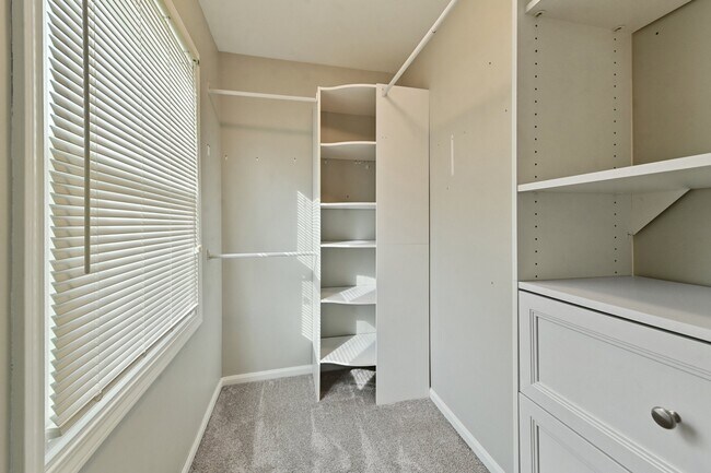 Building Photo - 434 Hunters Way