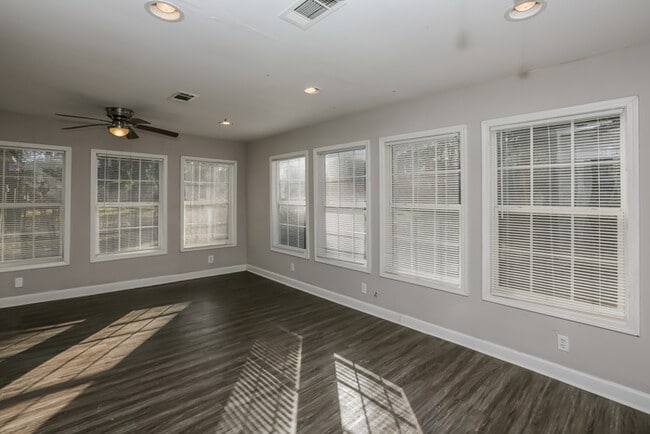 Building Photo - 218 Shenandoah Rd N