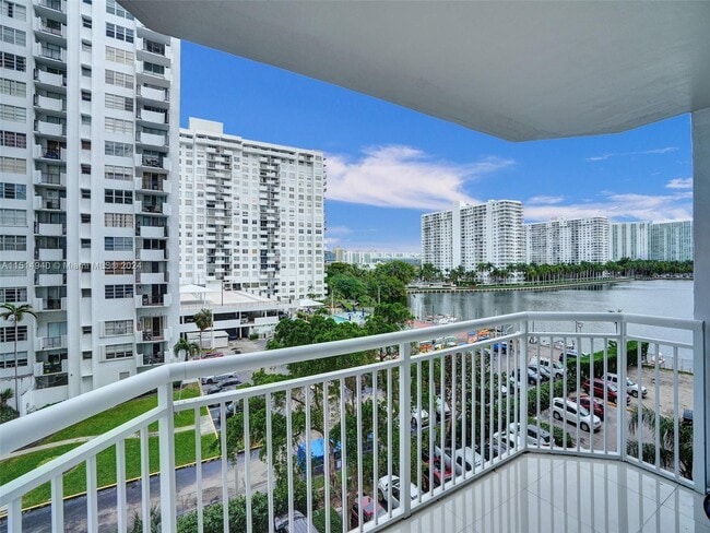 Building Photo - 18061 Biscayne Blvd