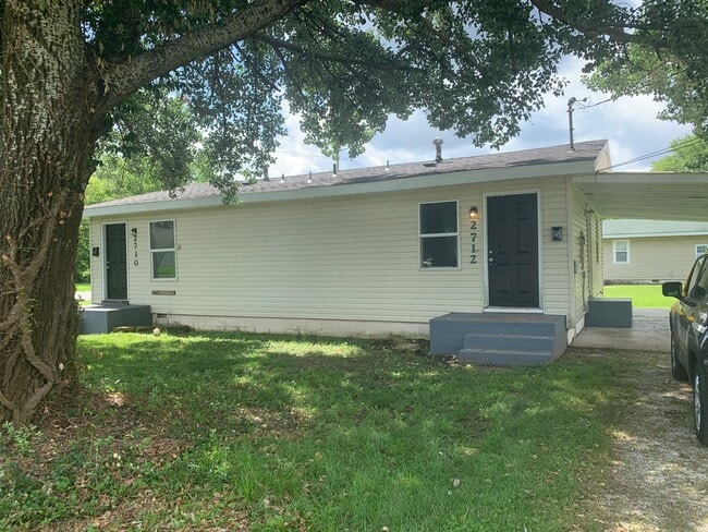 Building Photo - 2 bedroom 1 bathroom duplex with a Carport