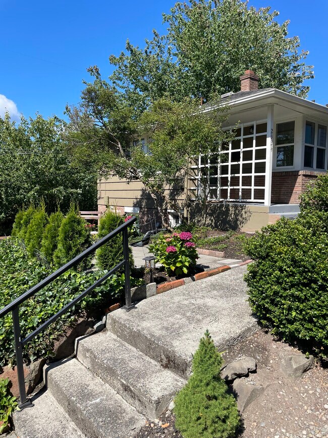 Escaleras que suben a la unidad - 2934 2nd Ave N