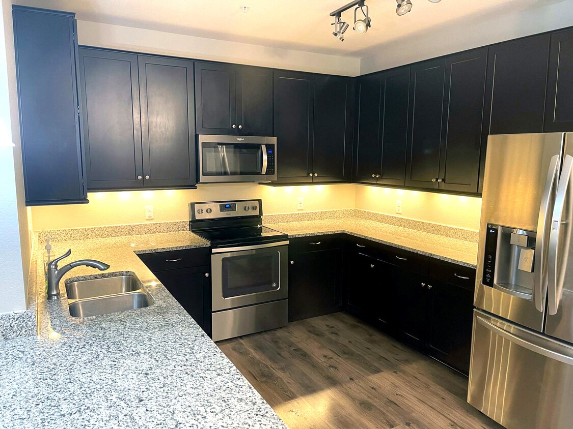 Kitchen - 804 Summer Hawk Dr