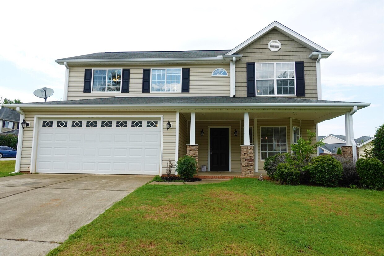 Primary Photo - 104 Whitethorn Ln