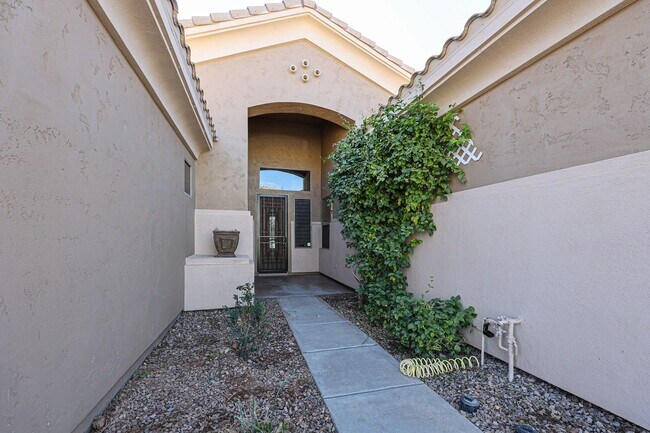 Building Photo - Welcome to this Stunning 5 bedroom, 3.5 ba...
