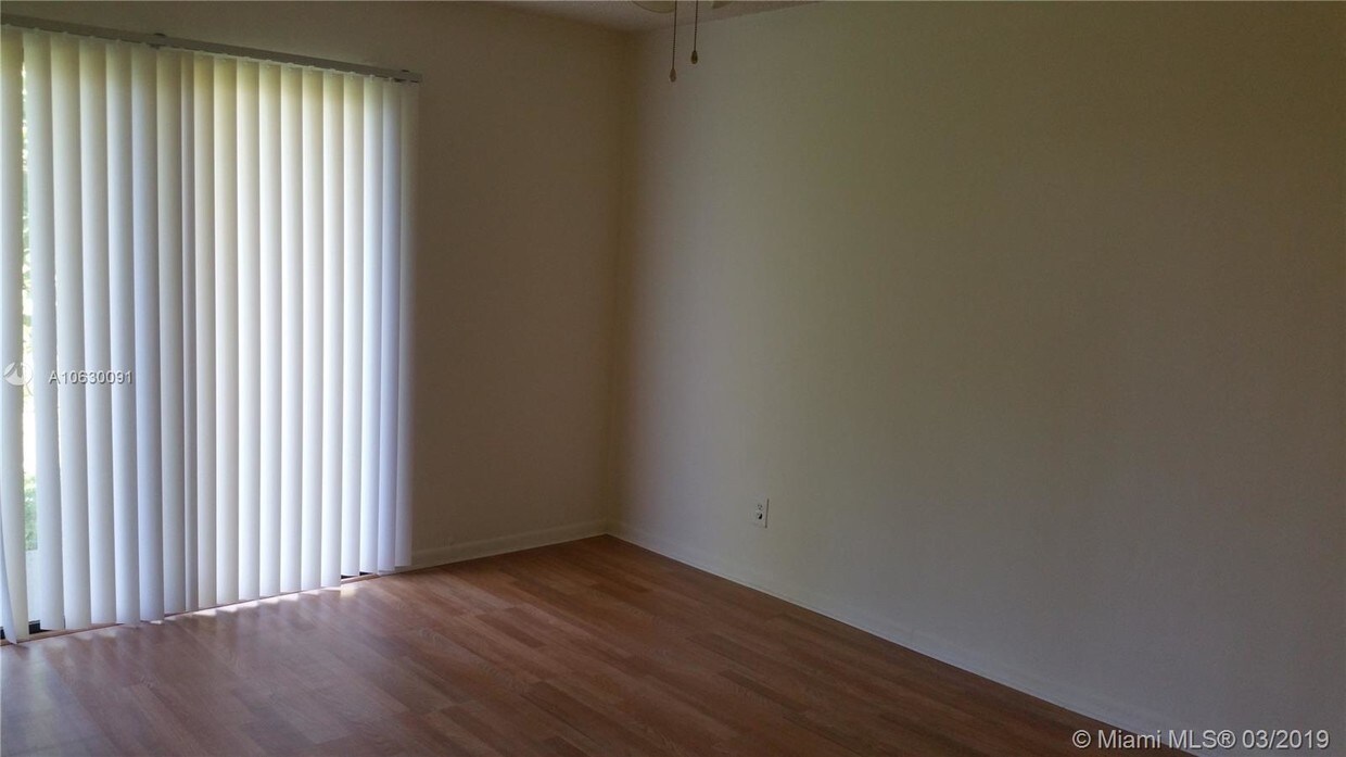 Foto principal - 625 N University Dr
