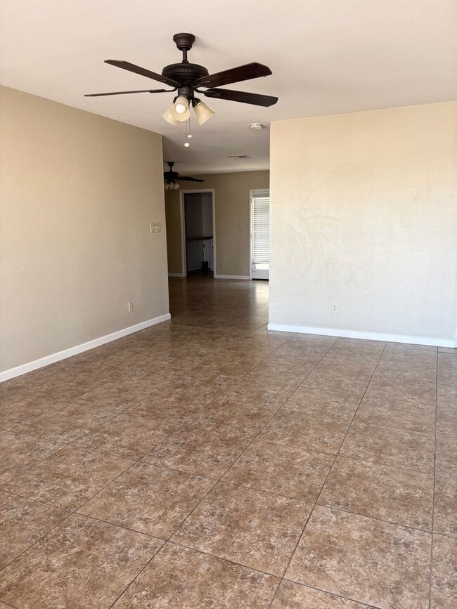 Foto del edificio - **Excellent 3br/2ba/2garage HOUSE (ELLIOT & DOBSON)