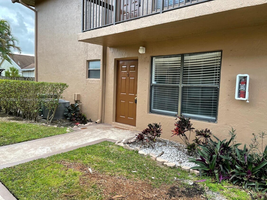 Foto principal - 10045 Winding Lake Rd