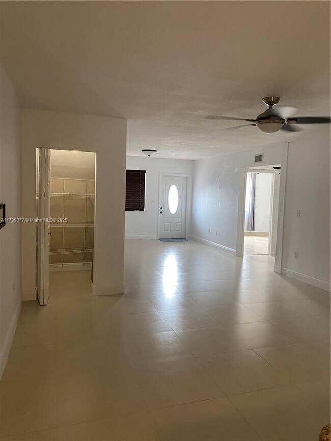 Foto del edificio - 3282 W 70th St