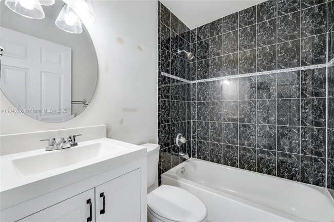 Building Photo - 3540 SW 17th St
