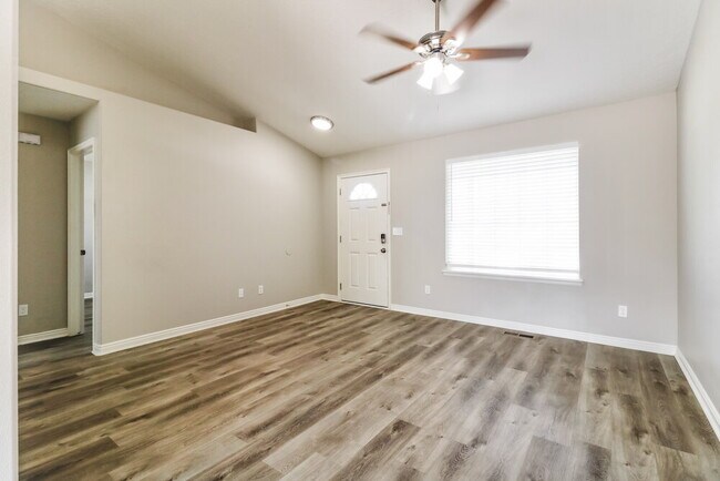 Foto del edificio - 2114 Juniper Dr