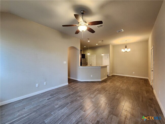 Building Photo - 526 Creekside Frst