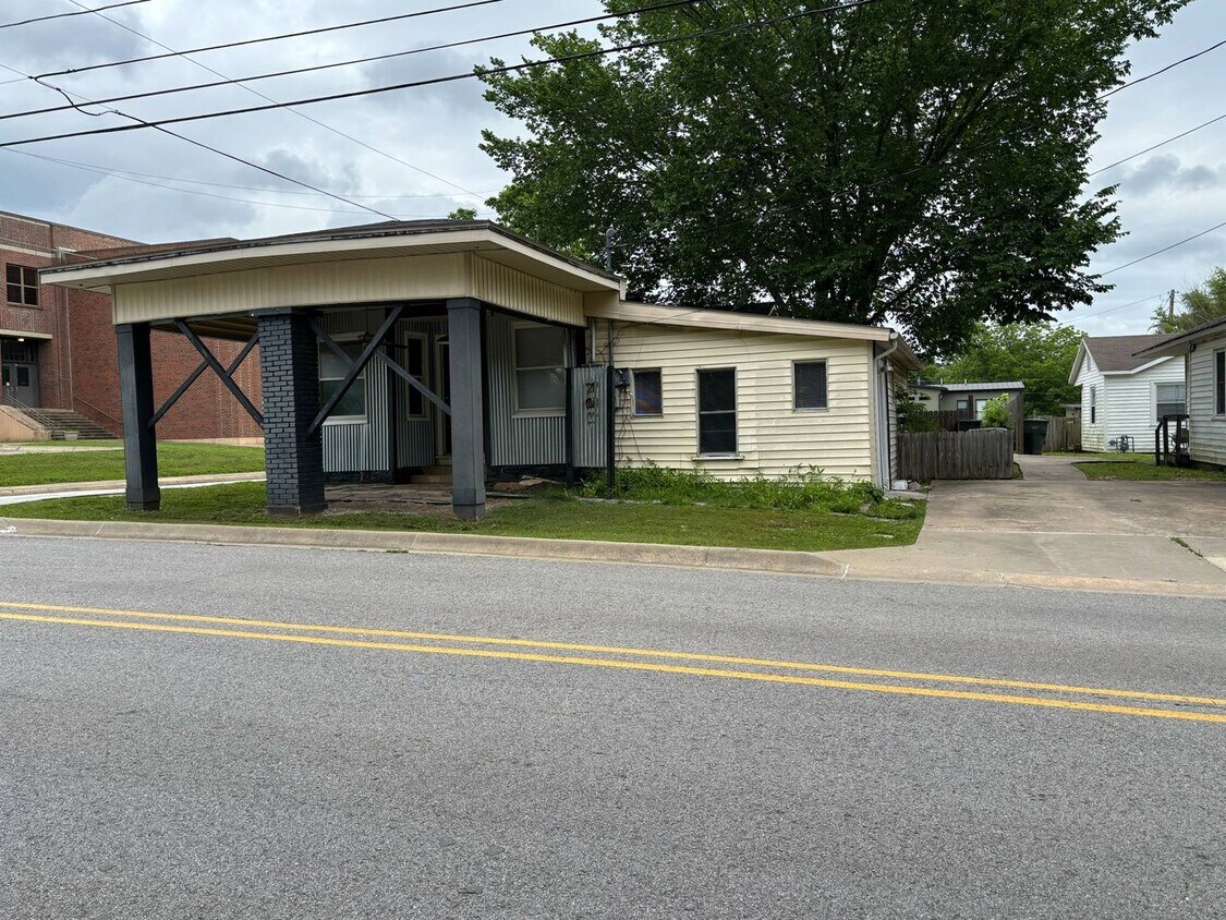 Foto principal - 700 S College Dr