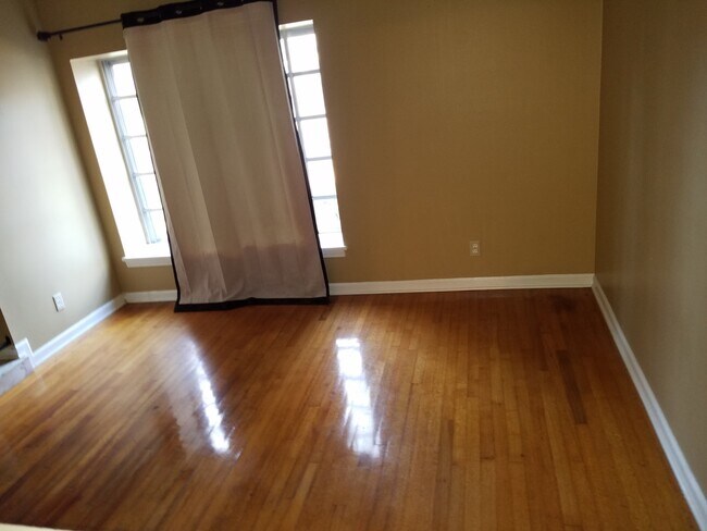 Building Photo - Updated 3BR 1.5 bat