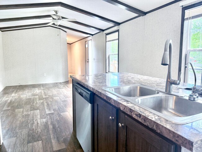 Foto del edificio - Nearly new 3 bedroom mobile home on a big ...