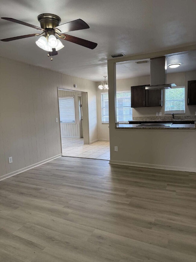 Building Photo - Adorable 4 bedroom 2 bath home in Central Lakeland with NO HOA