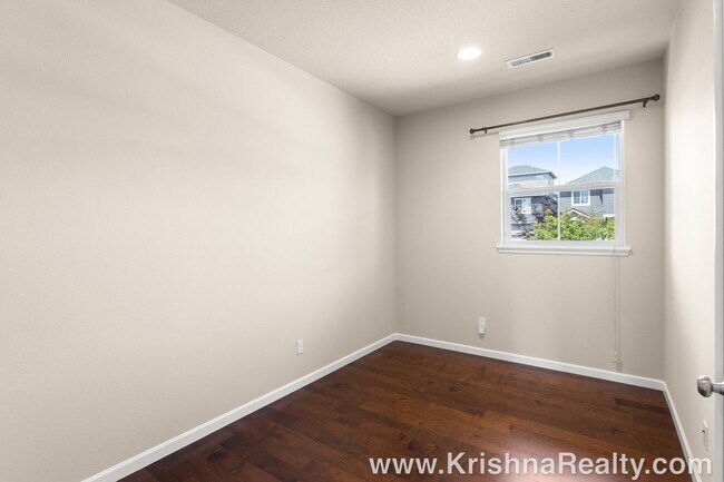 Building Photo - Spacious 4-Bedroom + Office Home in Abbey ...