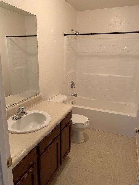 Building Photo - Beautiful 3 Bedroom 2 Bath Available Now!