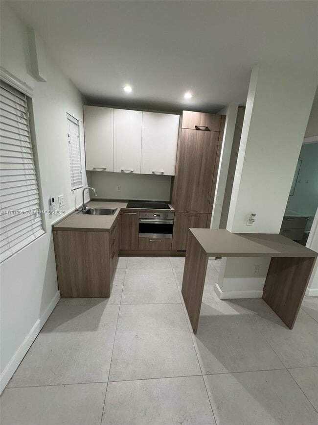 Foto del edificio - 245 NE 33rd St