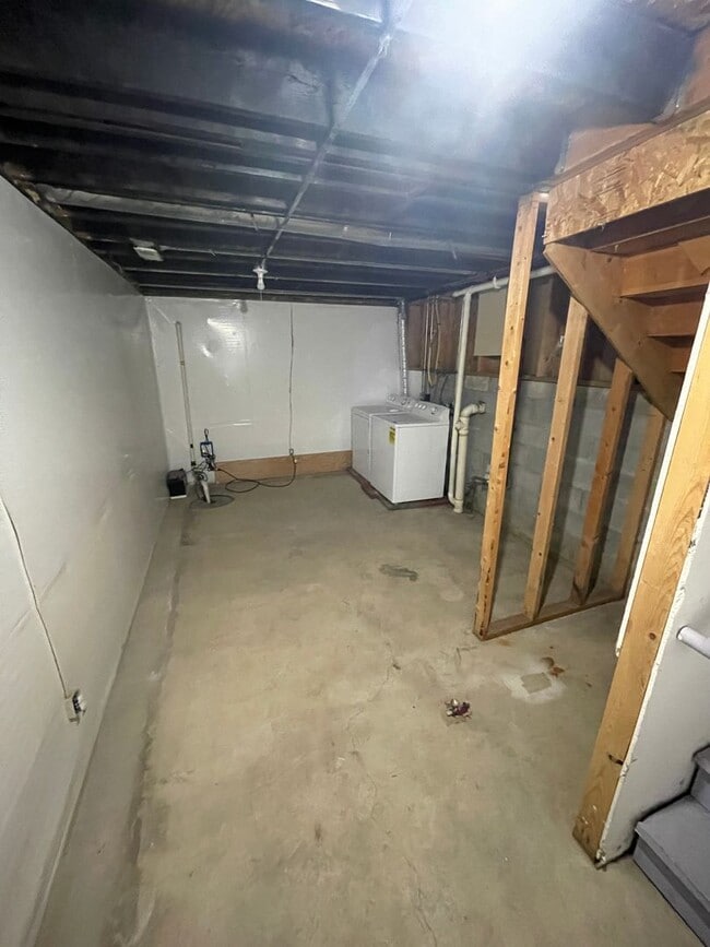 Building Photo - Spacious Home!!