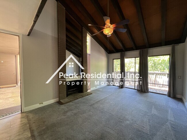 Building Photo - Wonderful Updated Woodside 2bd/1ba Condomi...